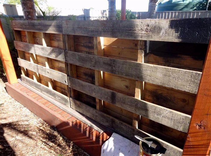 Recycled pallet vertical planter
