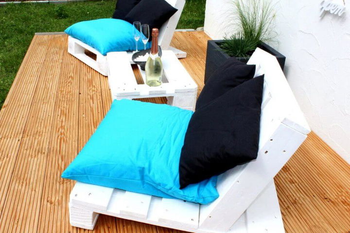 Recycled pallet outdoor lounging set