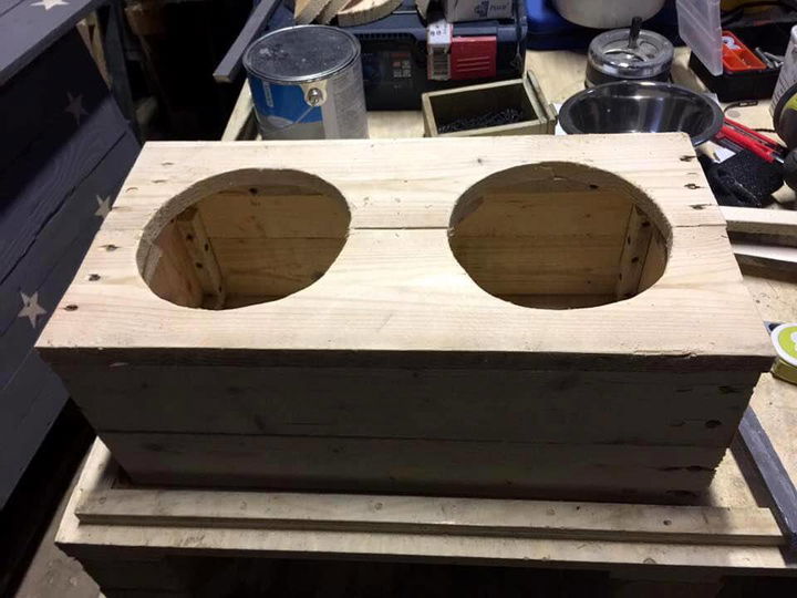 DIY Wood Pallet Dog Feeder