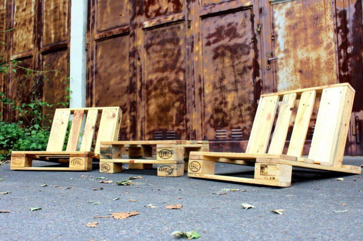 Recycled pallet seating set