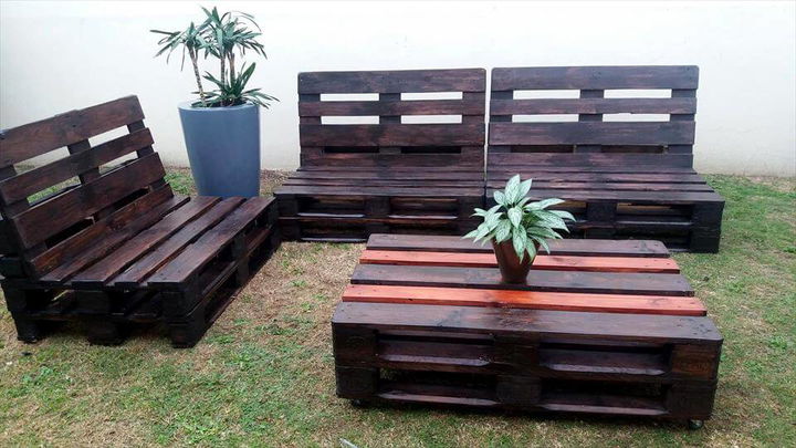 Recycled pallet garden seating set