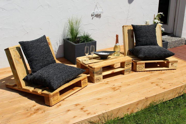 fun seating from pallets