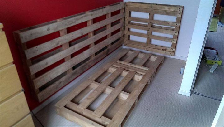 pallet made bed