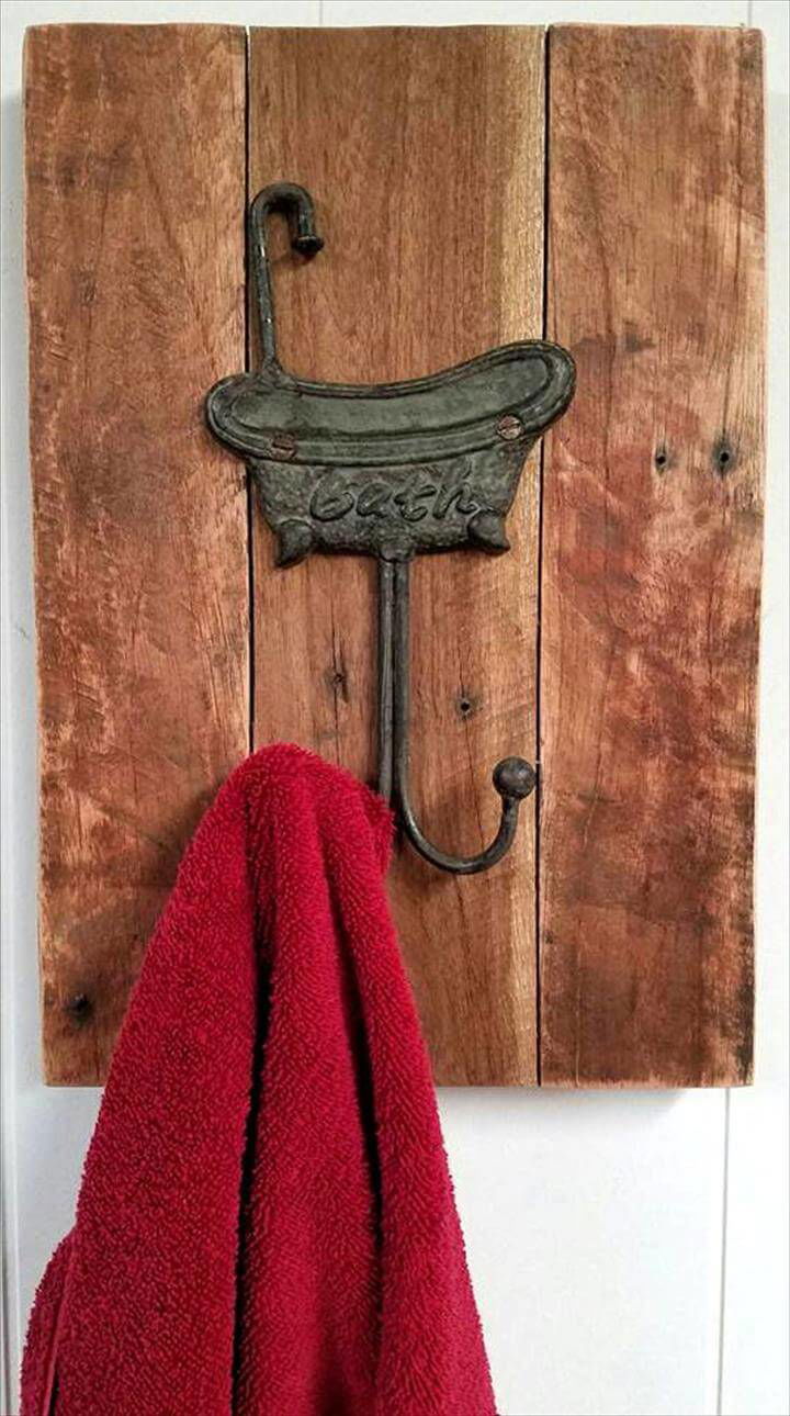 Diy pallet 2024 towel rack