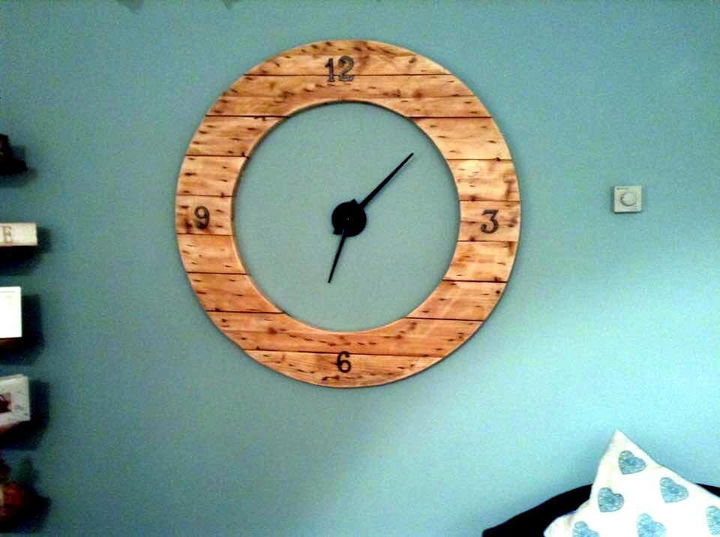 rustic pallet clock