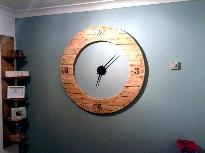 wooden pallet clock