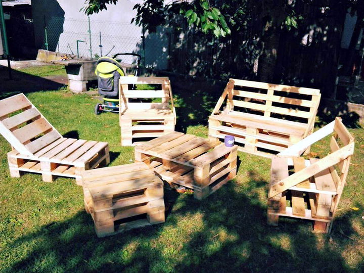 What to do with old electrical wire reels  Spool furniture, Outdoor  chairs, Diy pallet furniture